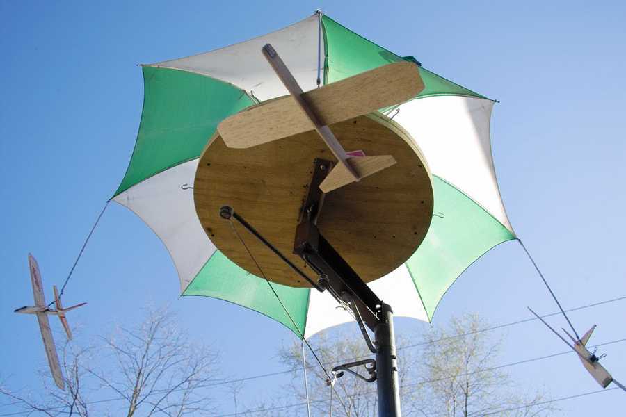 Detail of airplanes flying against the sky.